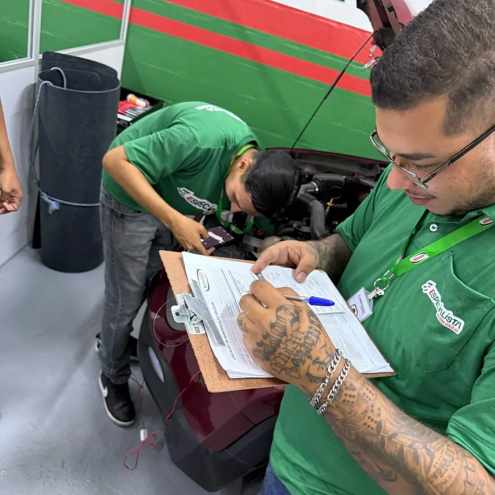 Vistoriadores preenchendo o checklist de identificação veicular
